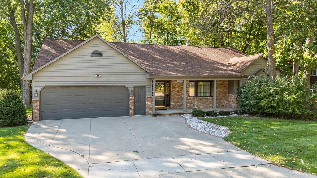 Photo of 3225 S Scarlet Oak LANE, Appleton, WI 54915 (MLS # 50333961)