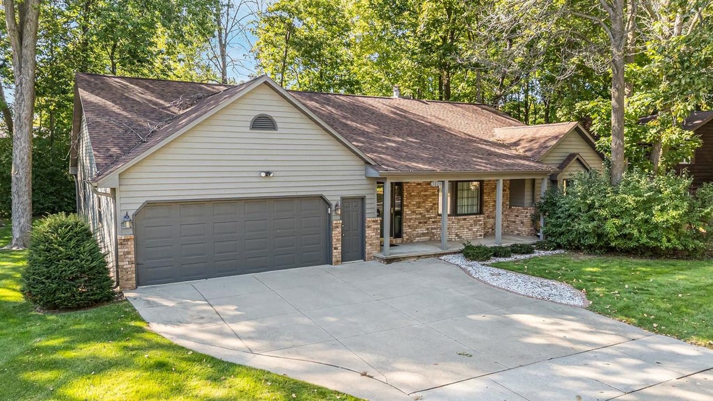 Photo of 3225 S Scarlet Oak LANE, Appleton, WI 54915 (MLS # 50333961)