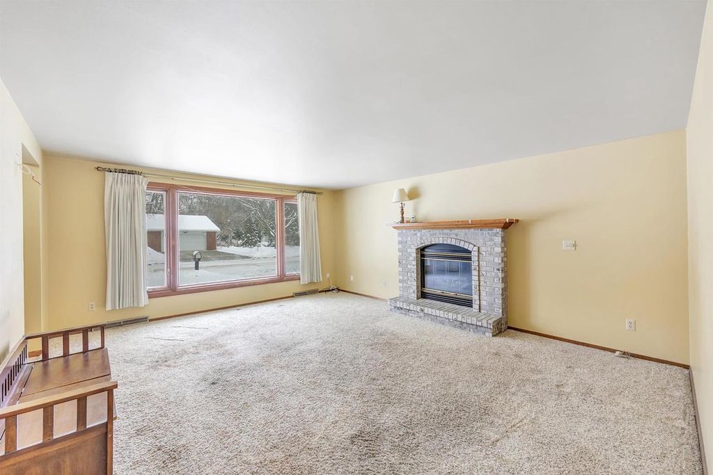 Photo of 1667 Beaver Dam DRIVE, Green Bay, WI 54304 (MLS # 50319133)