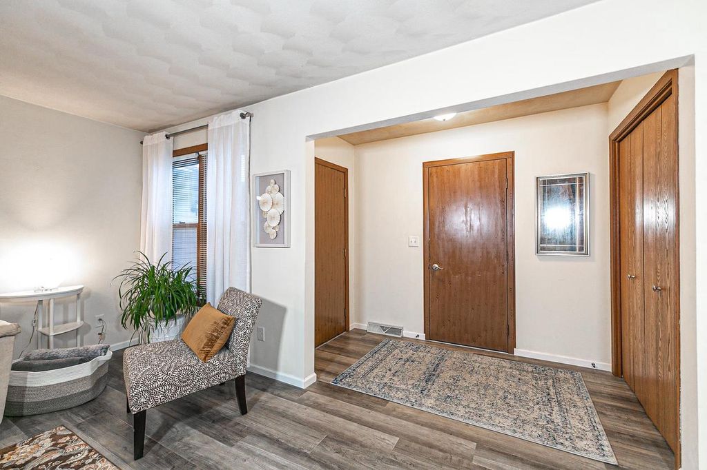 Photo of 720 S Westhaven PLACE #F, Appleton, WI 54914 (MLS # 50320872)