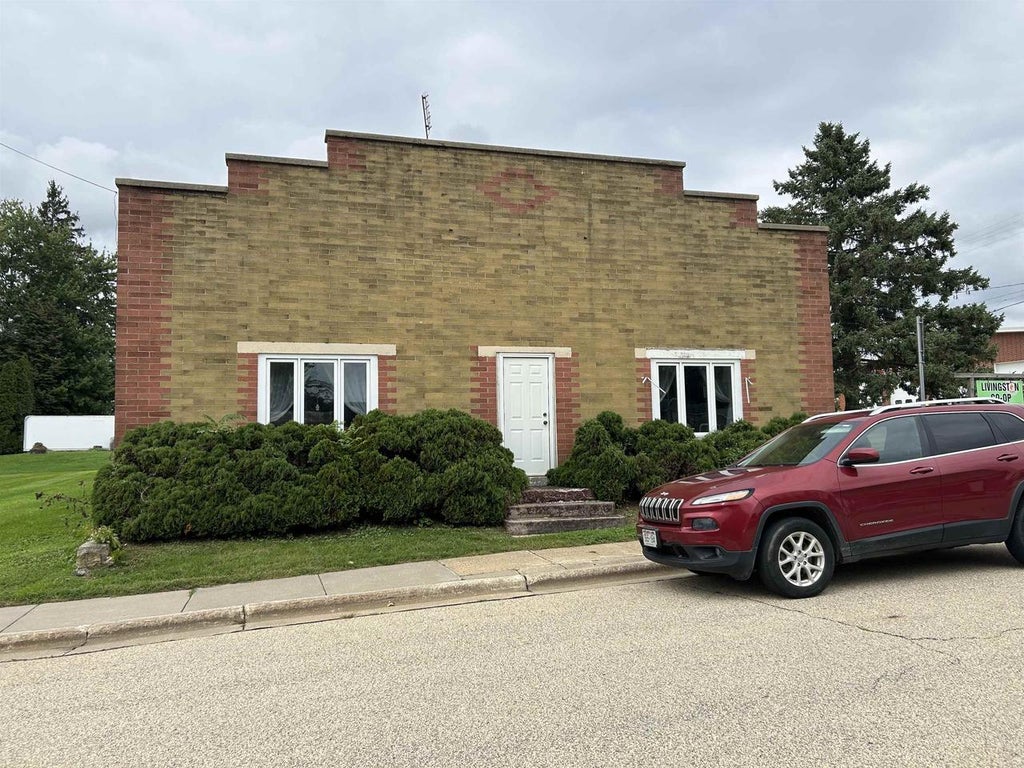 Photo of 405 W Barber AVENUE, Livingston, WI 53554 (MLS # 2033204)