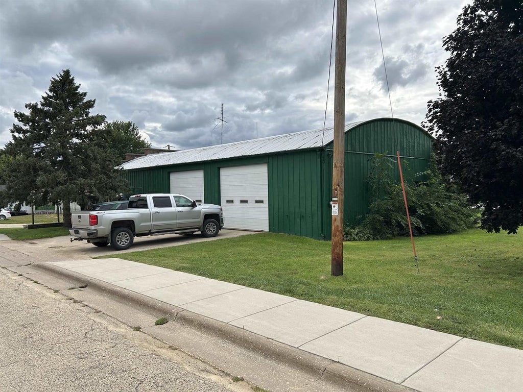 Photo of 405 W Barber AVENUE, Livingston, WI 53554 (MLS # 2033204)