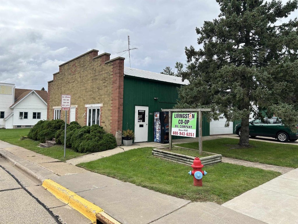 Photo of 405 W Barber AVENUE, Livingston, WI 53554 (MLS # 2033204)