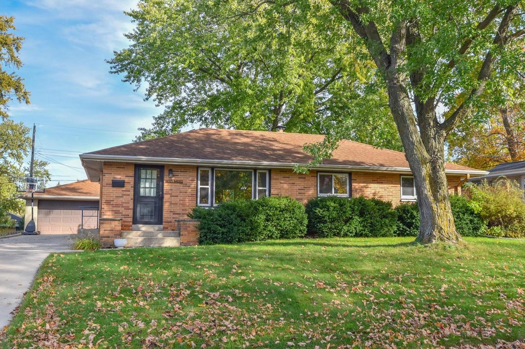 Photo of W171N9312 Briarwood TERRACE, Menomonee Falls, WI 53051 (MLS # 1985477)