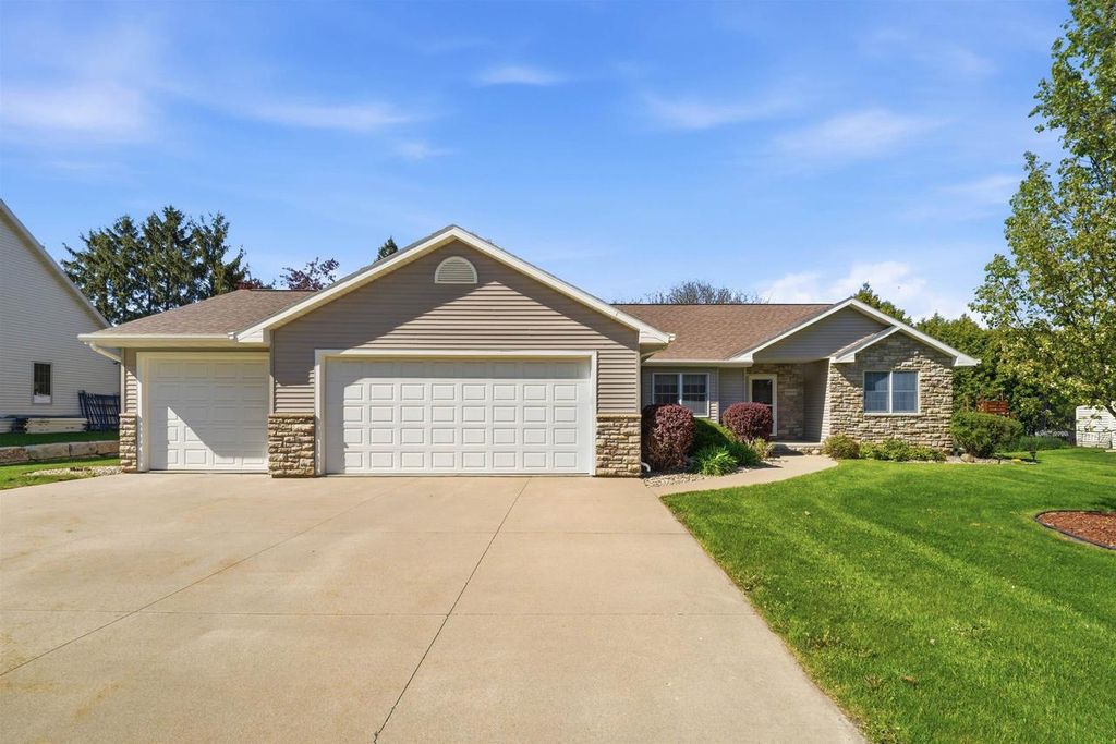 Photo of W6148 Long COURT, Appleton, WI 54914 (MLS # 50325585)