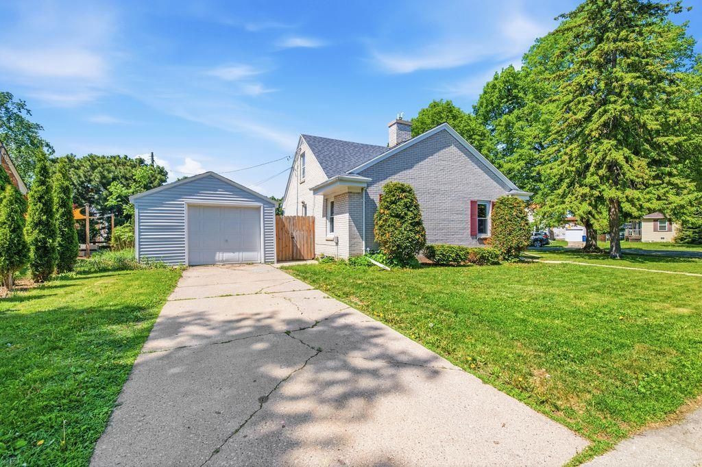 Photo of 1011 Holzer STREET, Green Bay, WI 54303 (MLS # 50326244)