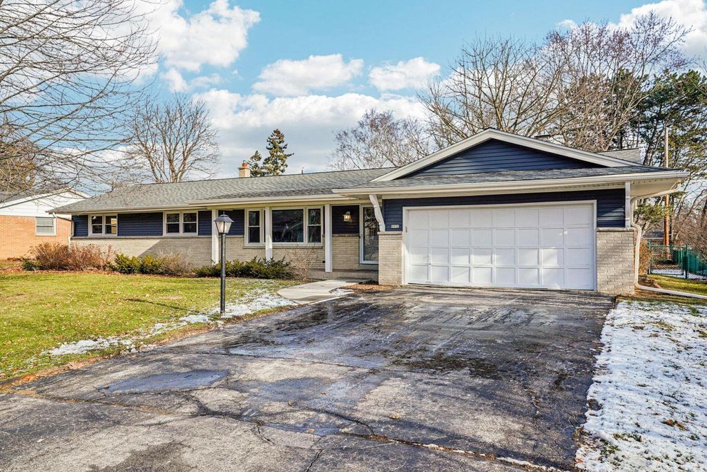 Photo of 6936 N Braeburn LANE, Glendale, WI 53209 (MLS # 1948997)