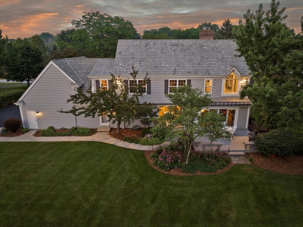 Photo of 11019 N Wyngate TRACE, Mequon, WI 53092 (MLS # 1945900)