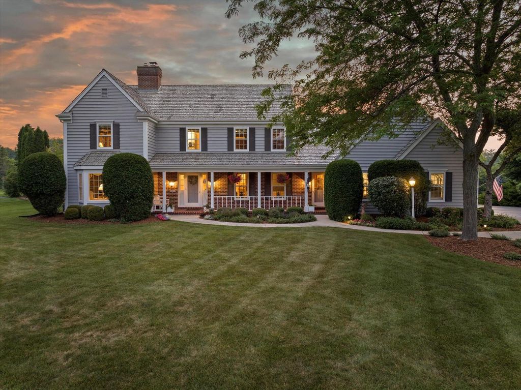 Photo of 11019 N Wyngate TRACE, Mequon, WI 53092 (MLS # 1945900)