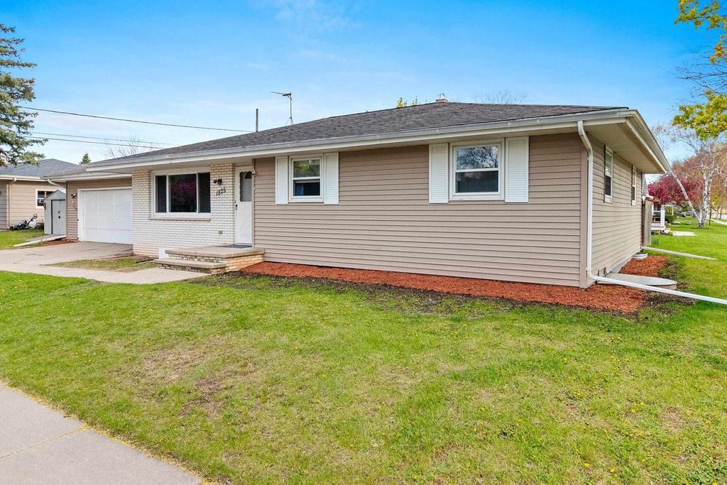 Photo of 1825 W Grant STREET, Appleton, WI 54914 (MLS # 50325102)