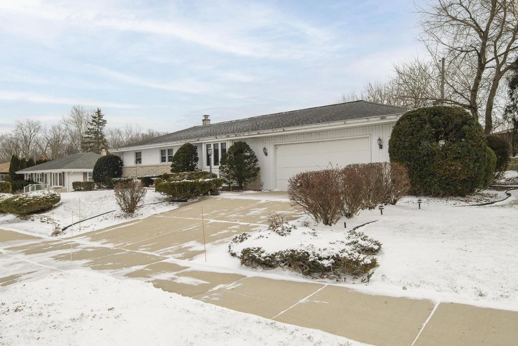 Photo of W145N8432 Lucerne DRIVE, Menomonee Falls, WI 53051 (MLS # 1945779)