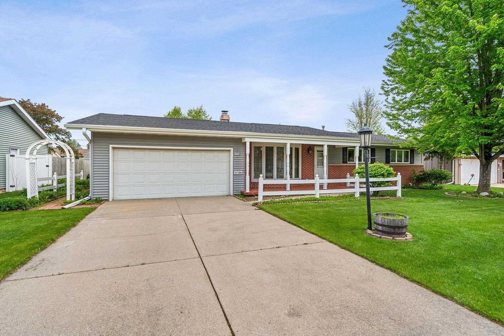 Photo of 1756 Southland AVENUE, Oshkosh, WI 54902 (MLS # 50326236)