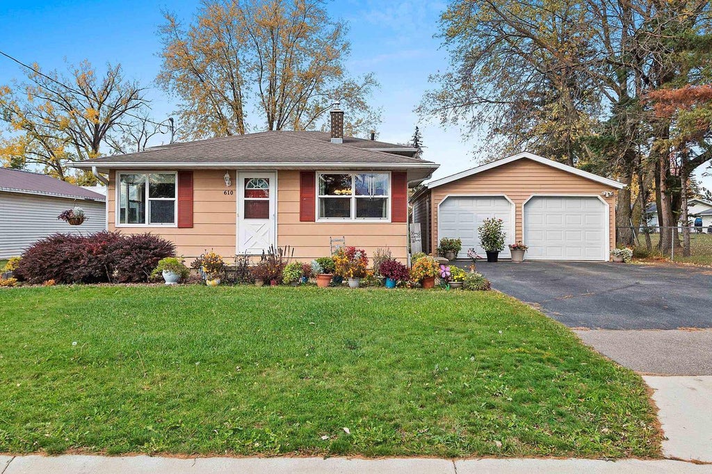 Photo of 610 2nd STREET, Pulaski, WI 54162 (MLS # 50334775)