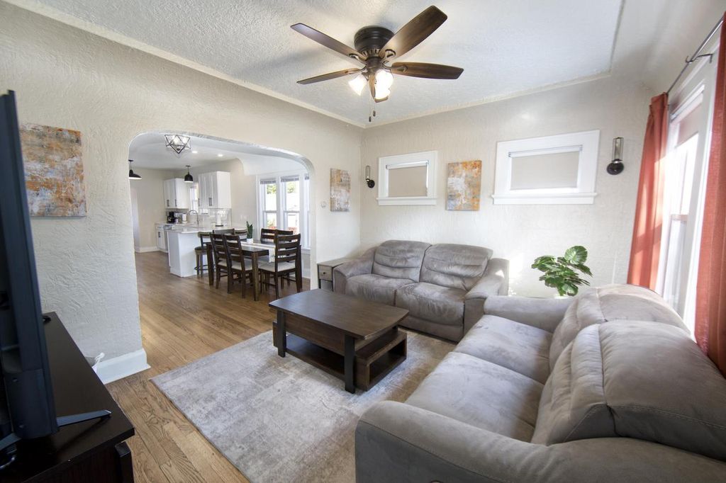 Photo of 122 E Norwich STREET, Milwaukee, WI 53207 (MLS # 1940360)