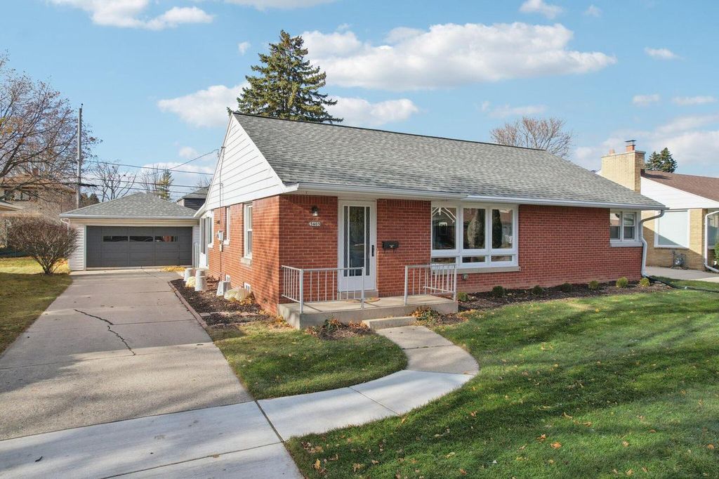 Photo of 5405 N Lydell AVENUE, Glendale, WI 53217 (MLS # 1944061)