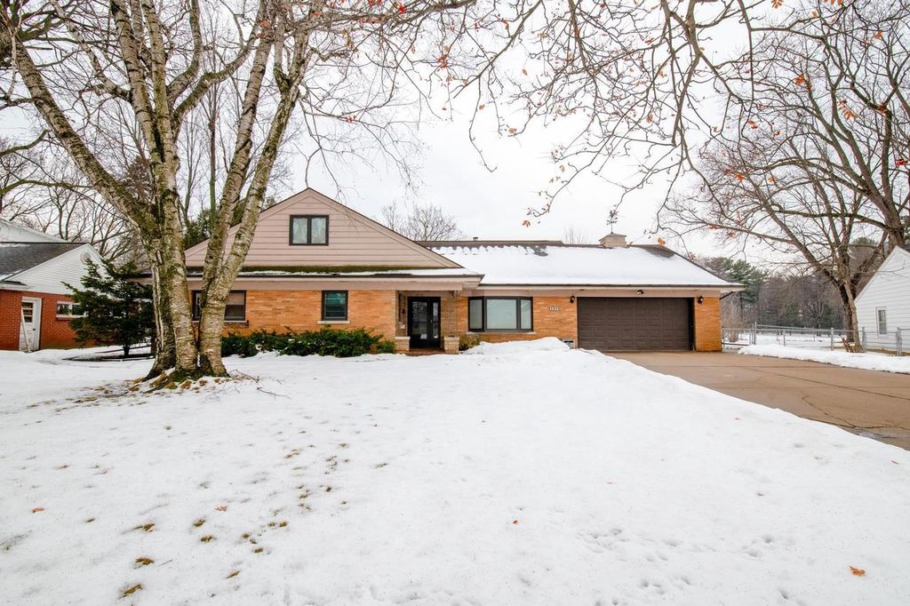 Photo of 1076 Ernst DRIVE, Green Bay, WI 54304 (MLS # 50319764)