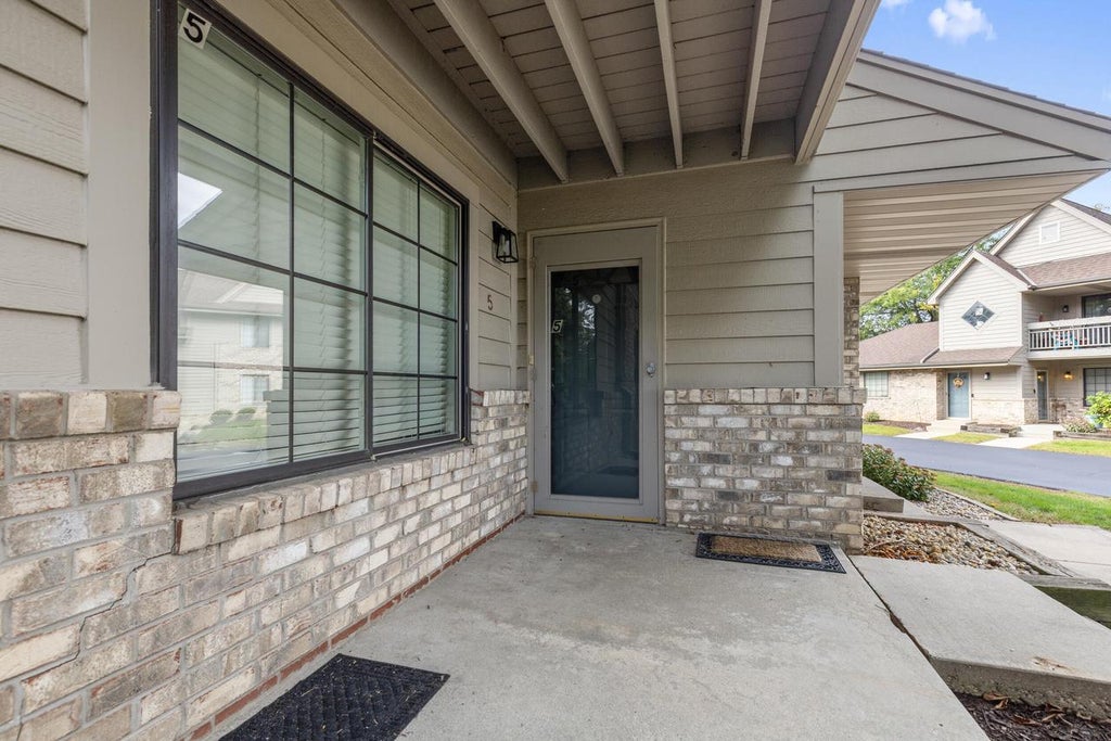Photo of N80W12900 Fond Du Lac AVENUE #5, Menomonee Falls, WI 53051 (MLS # 1981127)