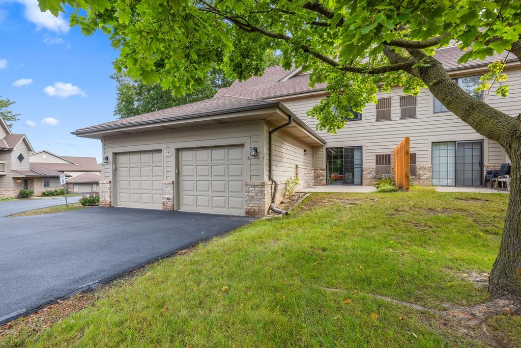 Photo of N80W12900 Fond Du Lac AVENUE #5, Menomonee Falls, WI 53051 (MLS # 1981127)