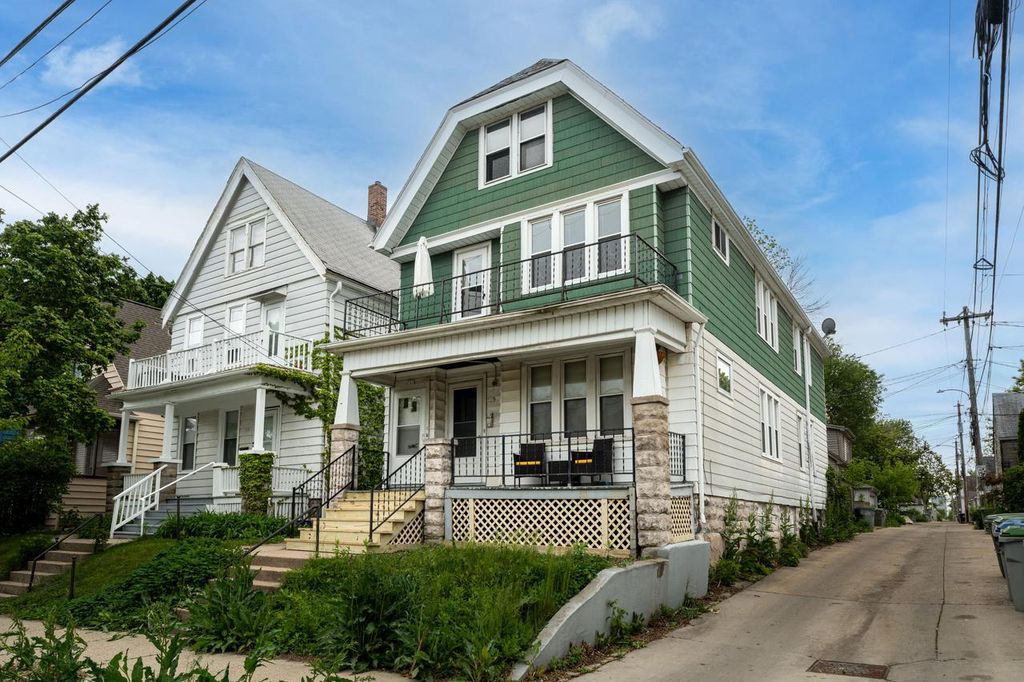 Photo of 719 E Chambers STREET #721, Milwaukee, WI 53212 (MLS # 1963178)