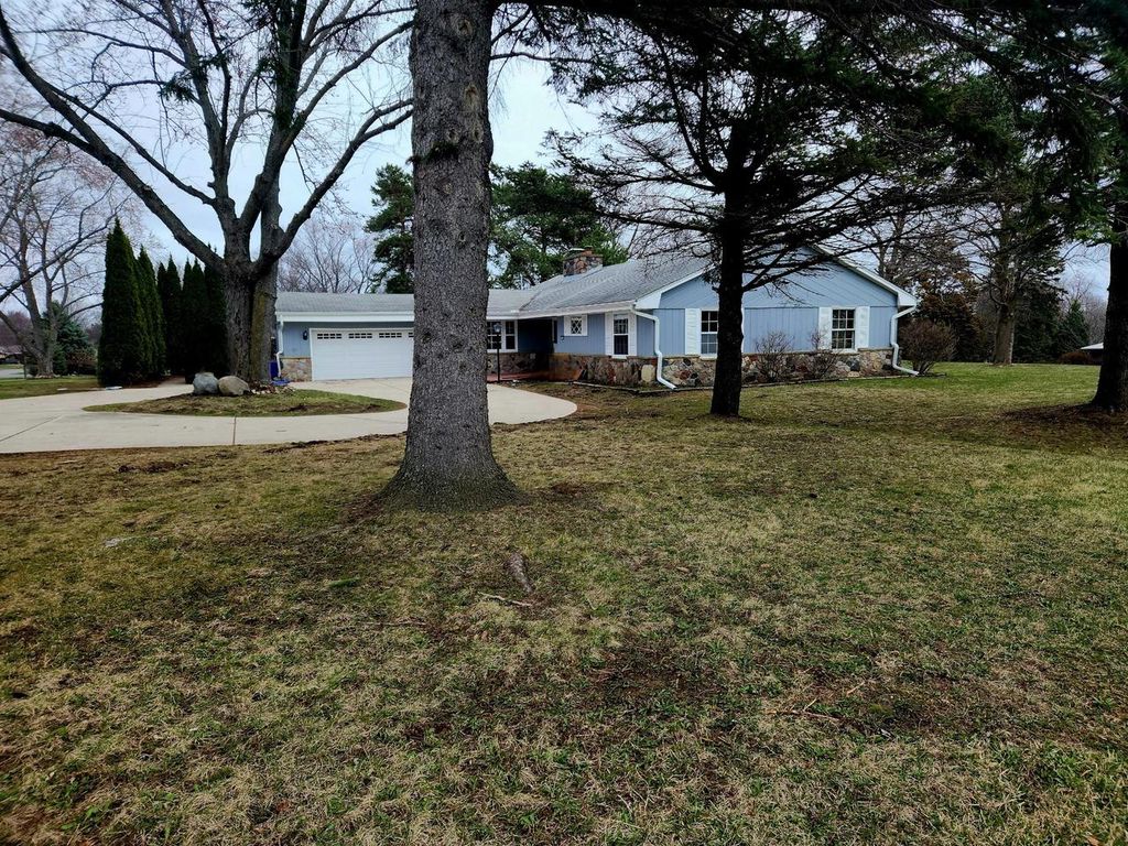 Photo of 18635 Benington DRIVE, Brookfield, WI 53045 (MLS # 1955898)