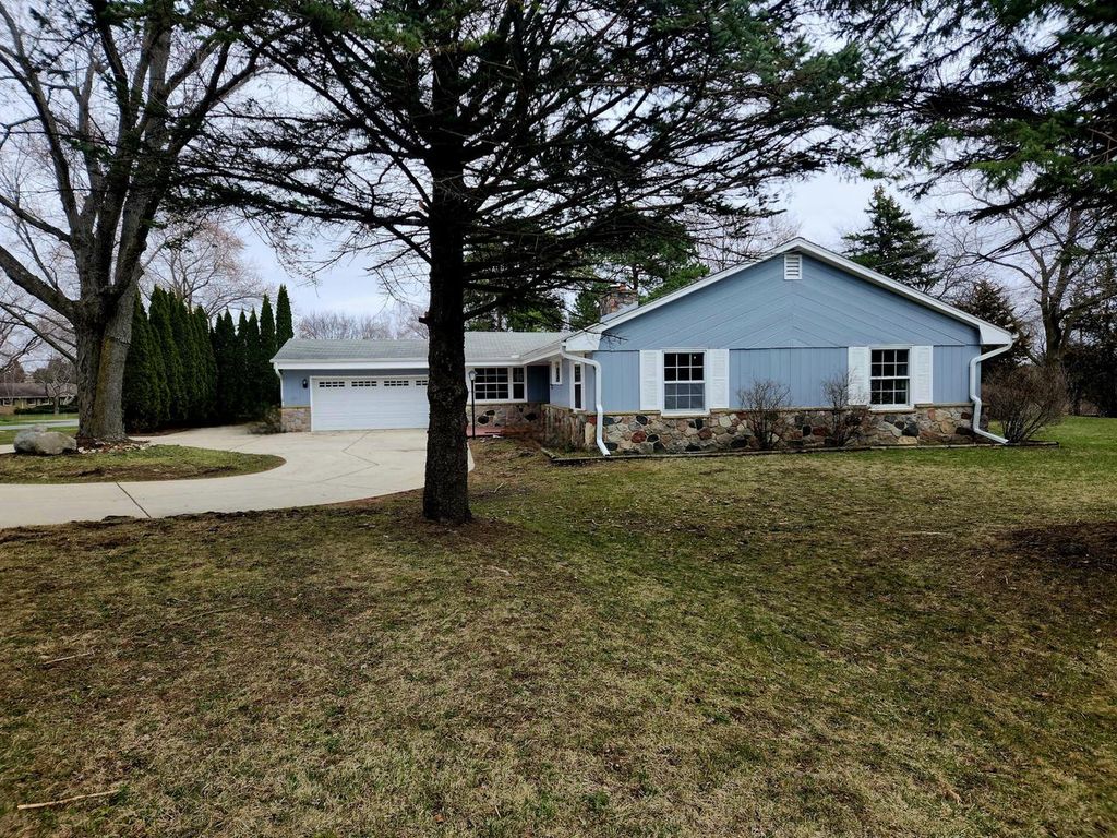 Photo of 18635 Benington DRIVE, Brookfield, WI 53045 (MLS # 1955898)