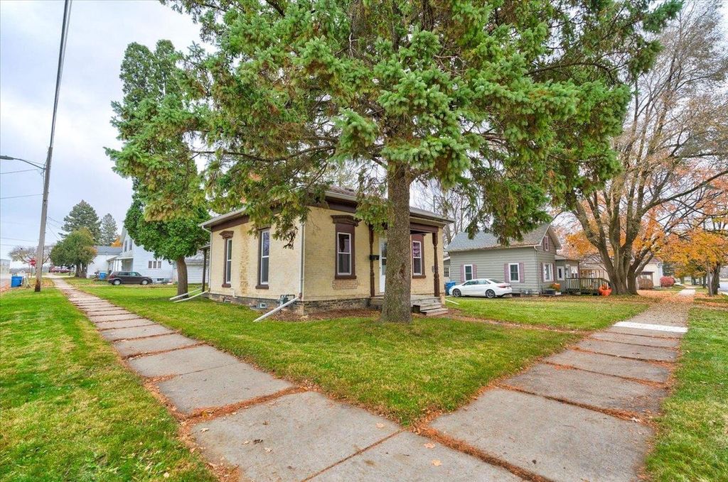 Photo of 401 S Montgomery STREET, Watertown, WI 53094 (MLS # 2012842)