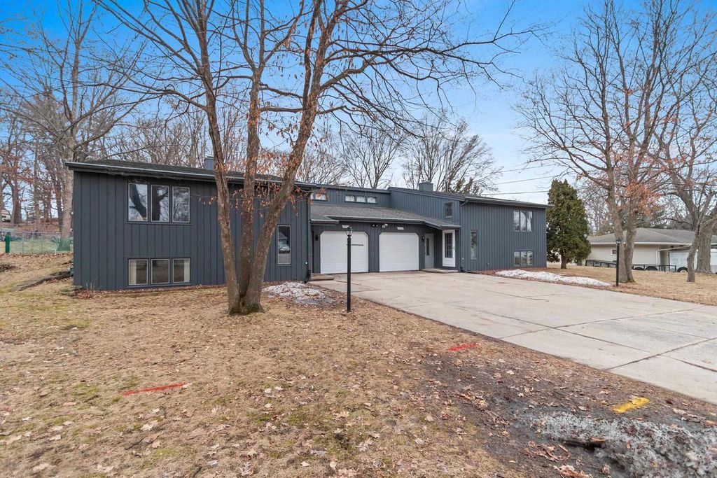 Photo of 2252 Deer TRAIL, Green Bay, WI 54302 (MLS # 50321943)