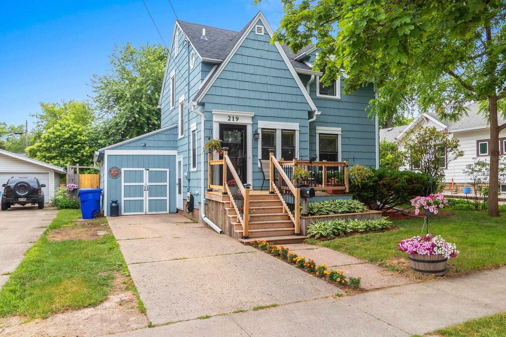 Photo of 219 E Hancock STREET, Appleton, WI 54911 (MLS # 50327349)