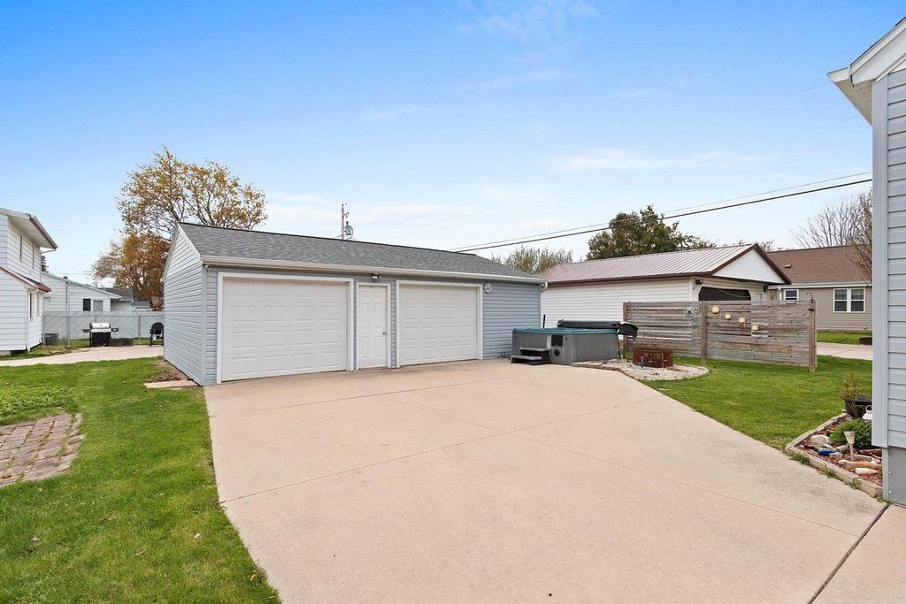 Photo of 1299 Desnoyers STREET, Green Bay, WI 54303 (MLS # 50325114)