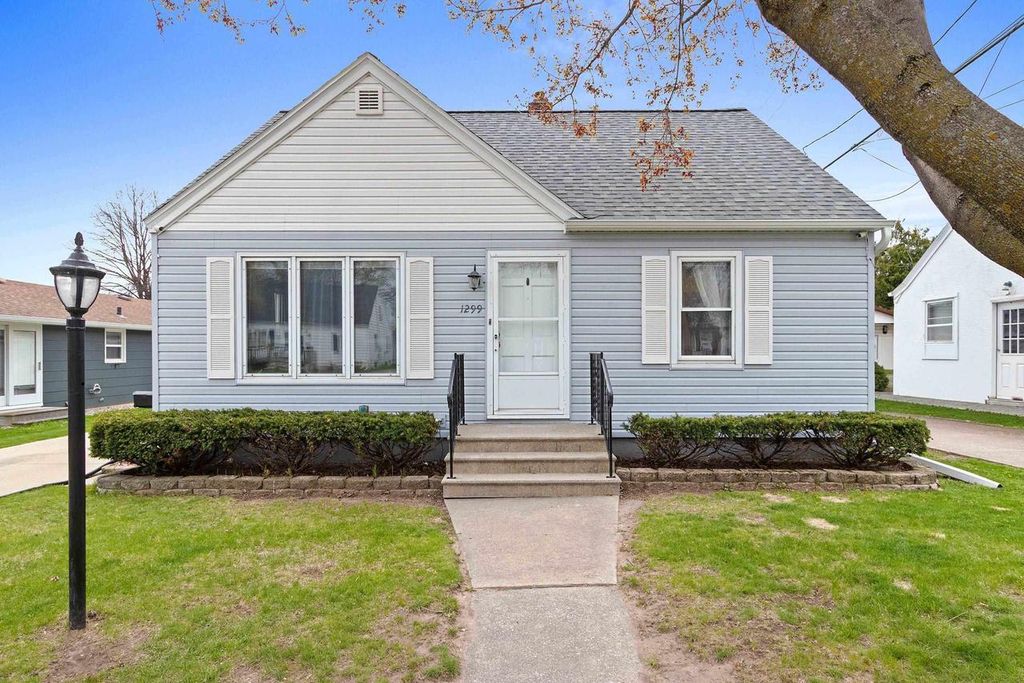 Photo of 1299 Desnoyers STREET, Green Bay, WI 54303 (MLS # 50325114)