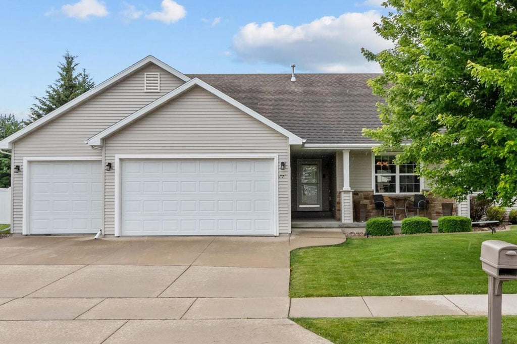 Photo of 1578 Lone Oak DRIVE, Neenah, WI 54956 (MLS # 50327098)