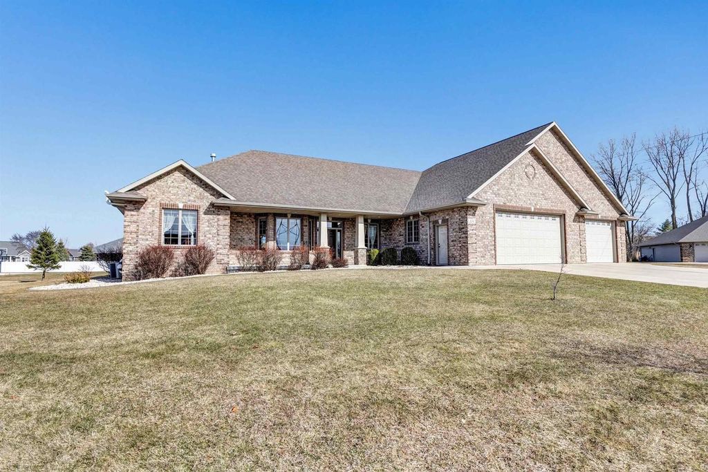 Photo of 334 Whispering Creek COURT, Green Bay, WI 54303 (MLS # 50323363)