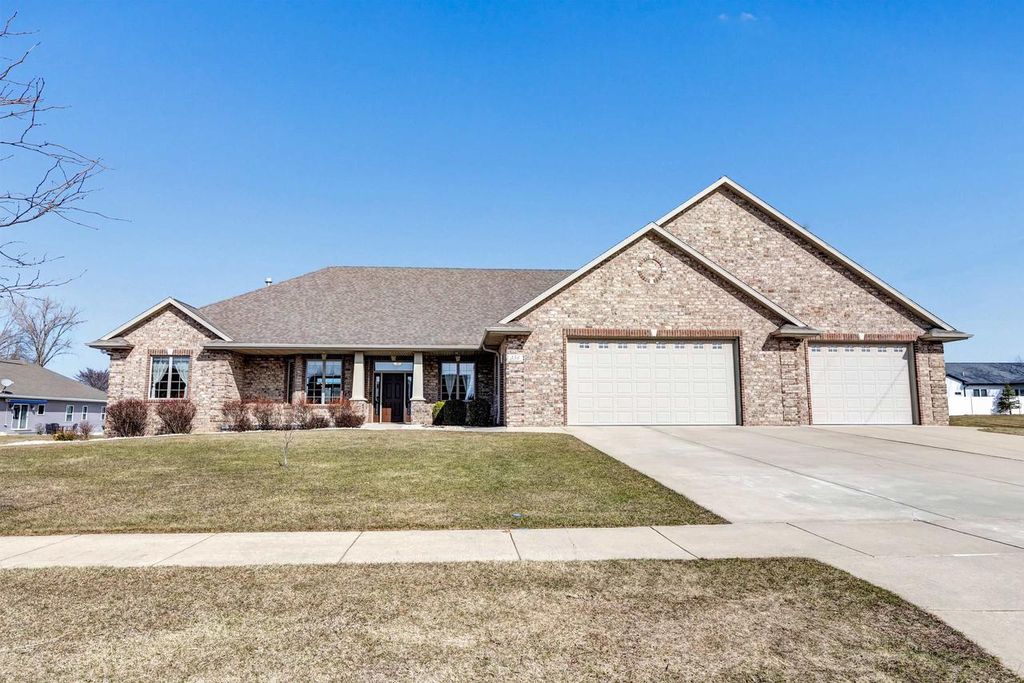 Photo of 334 Whispering Creek COURT, Green Bay, WI 54303 (MLS # 50323363)