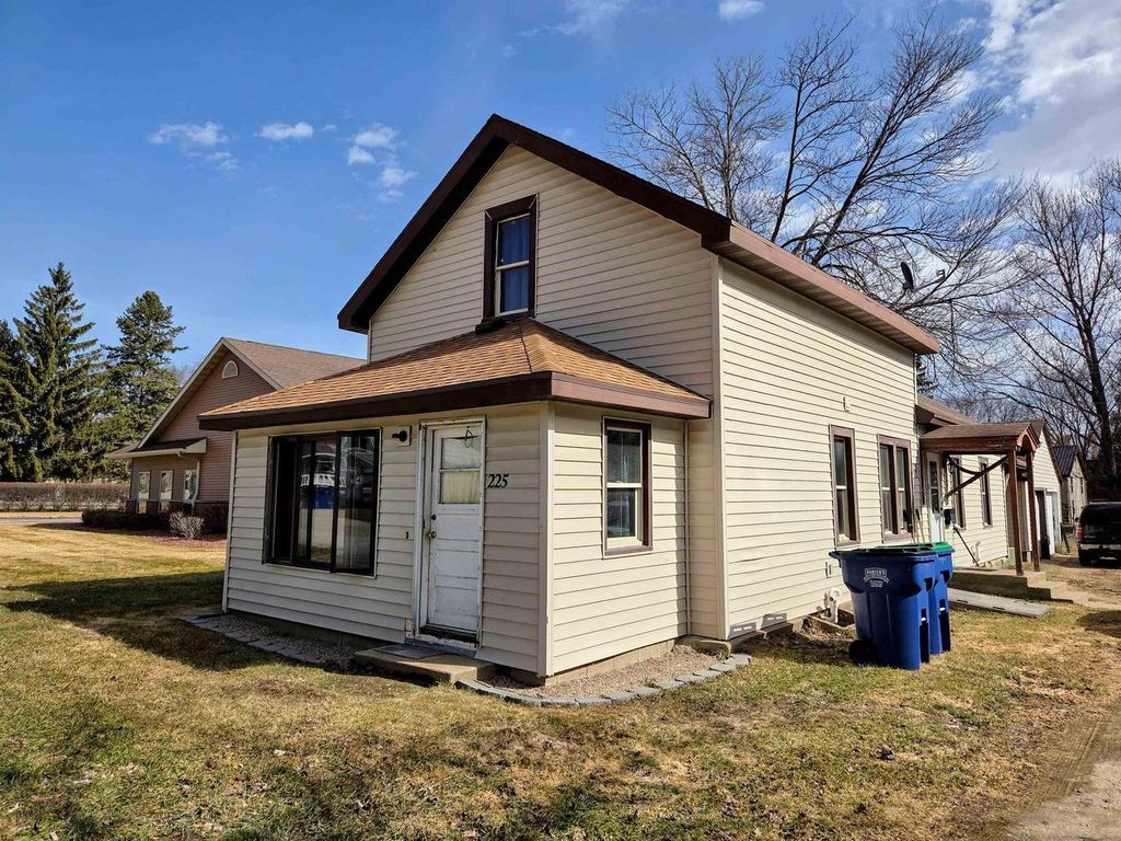 Photo of 225 S Main STREET, Iola, WI 54945 (MLS # 50322812)