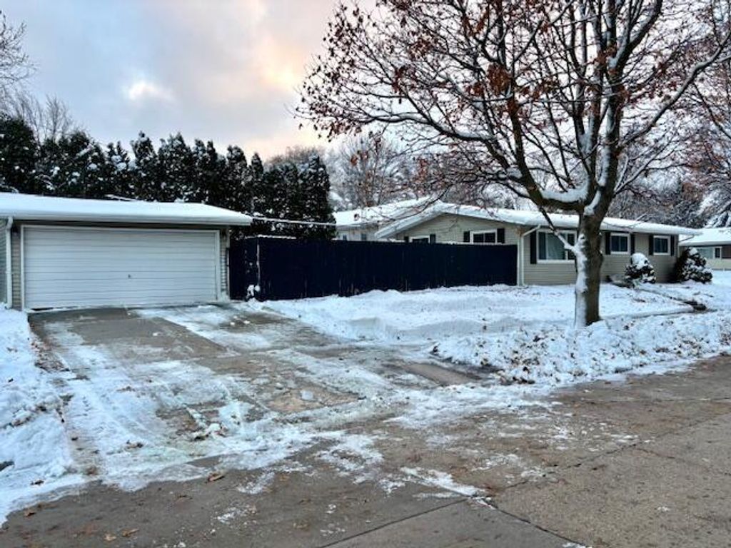 Photo of 2921 Michigan AVENUE, Sheboygan, WI 53081 (MLS # 1944484)