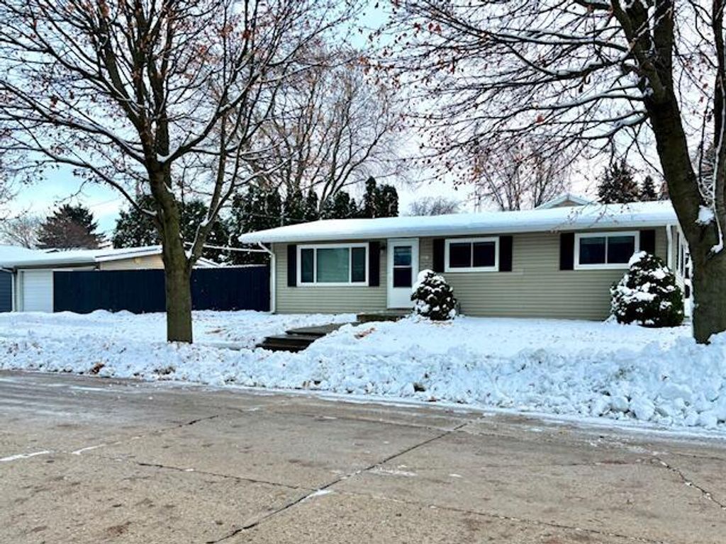 Photo of 2921 Michigan AVENUE, Sheboygan, WI 53081 (MLS # 1944484)