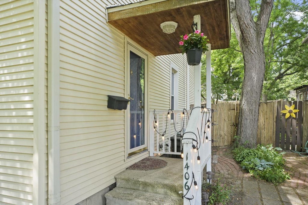 Photo of 1406 Jenifer STREET, Madison, WI 53703 (MLS # 2024525)