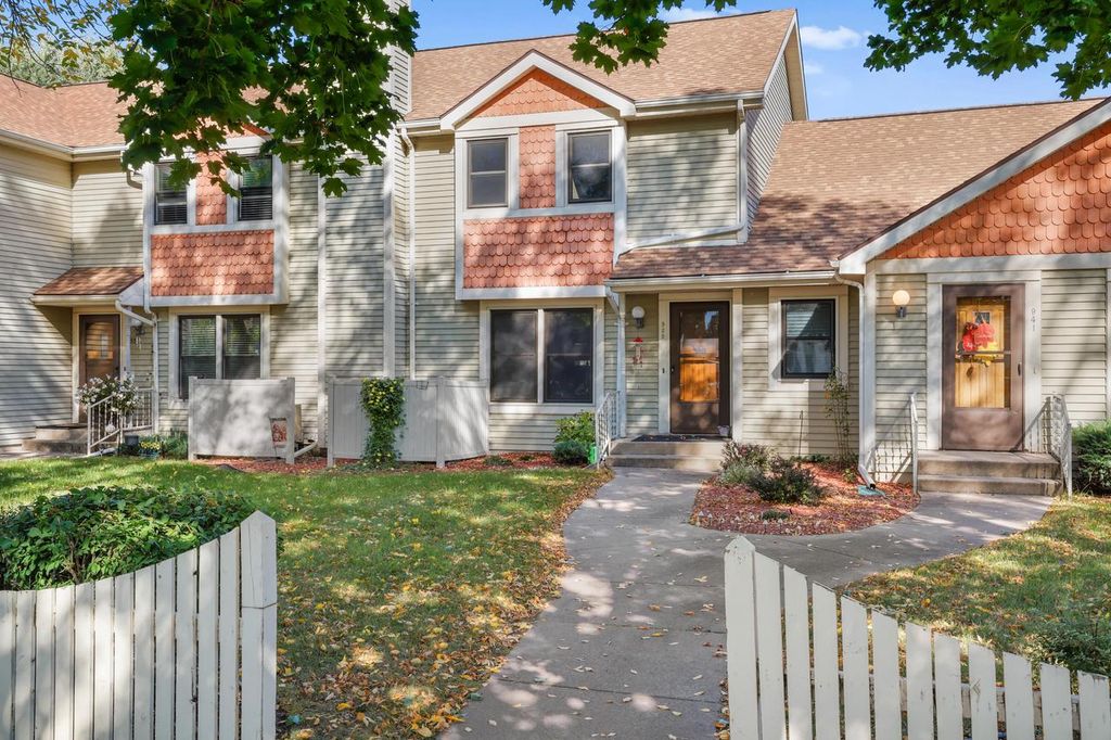 Photo of 939 Sunset PLACE, Onalaska, WI 54650 (MLS # 1939571)