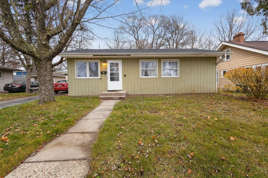 Photo of 319 Jasper LANE, Waukesha, WI 53188 (MLS # 1944250)