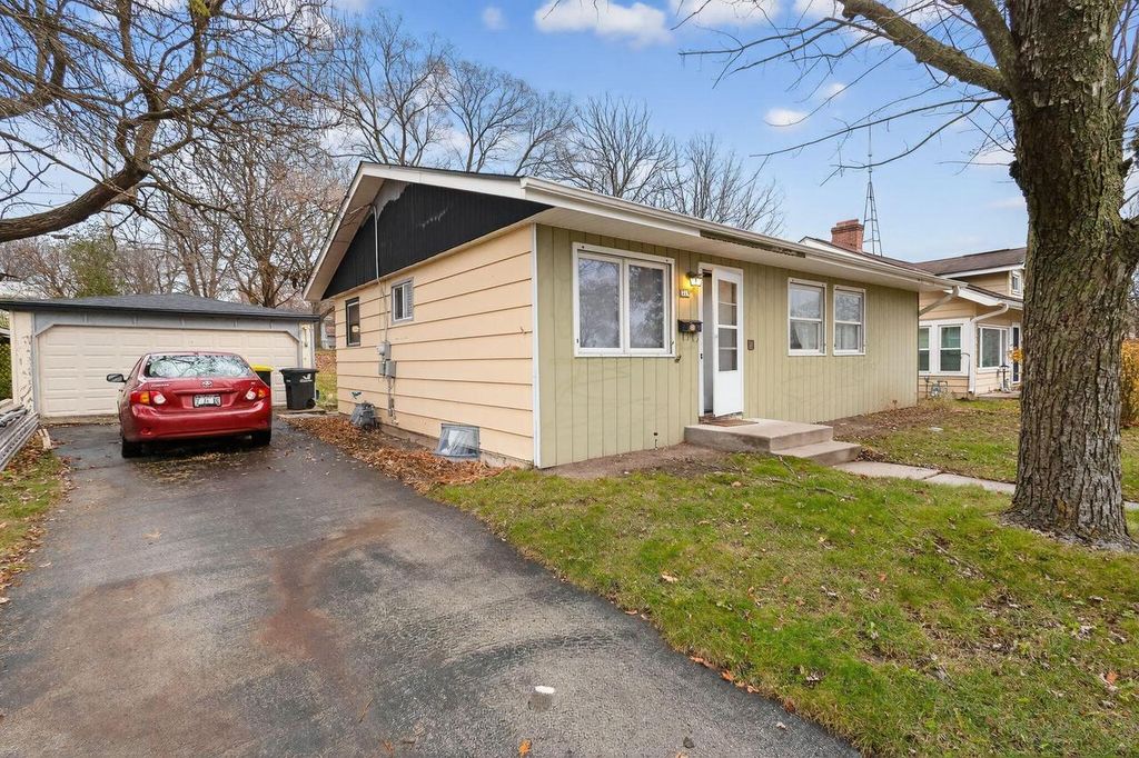 Photo of 319 Jasper LANE, Waukesha, WI 53188 (MLS # 1944250)