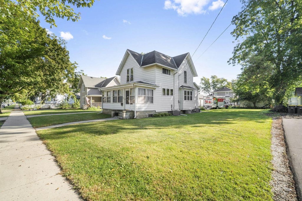 Photo of 115 N West AVENUE, Waukesha, WI 53186 (MLS # 1982771)