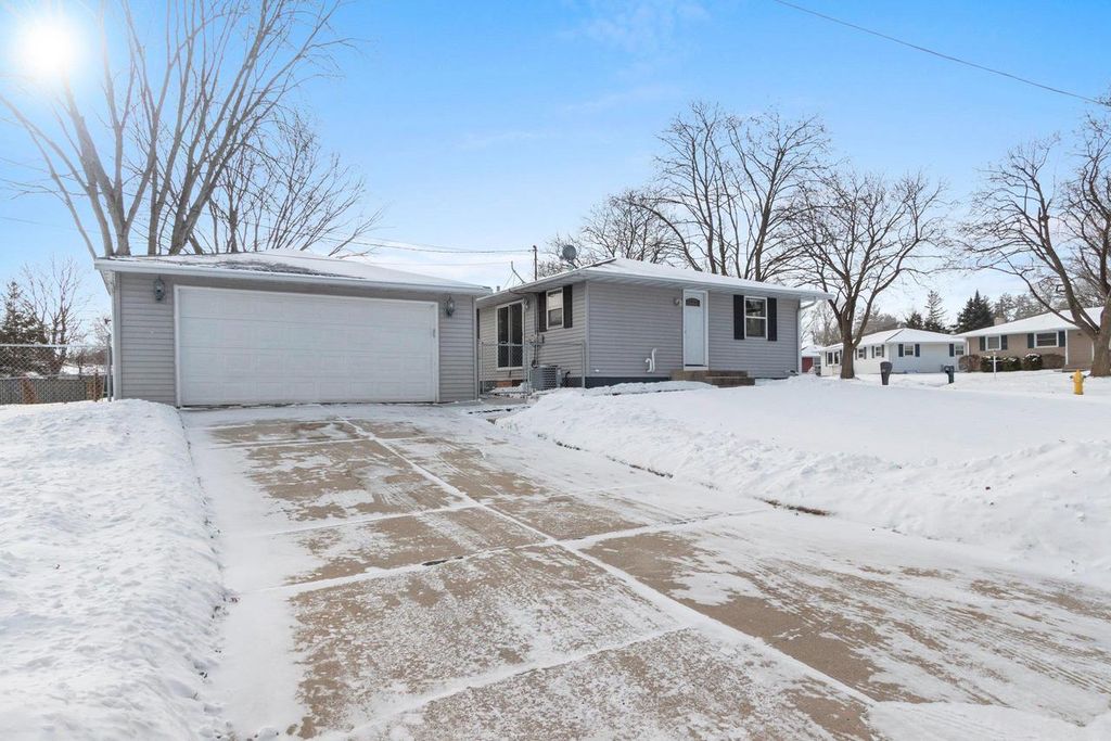 Photo of 505 Bluebird LANE, Green Bay, WI 54303 (MLS # 50320325)