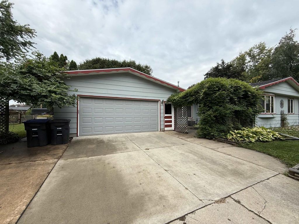 Photo of 182 S Humphrey CIRCLE, Shawano, WI 54166 (MLS # 50314896)