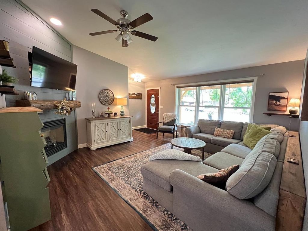 Photo of 2550 He Nis Ra LANE, Green Bay, WI 54304 (MLS # 50316662)