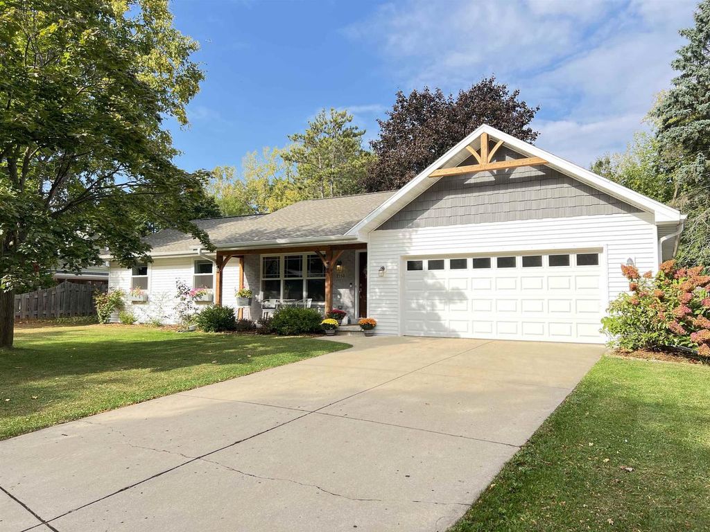 Photo of 2550 He Nis Ra LANE, Green Bay, WI 54304 (MLS # 50316662)