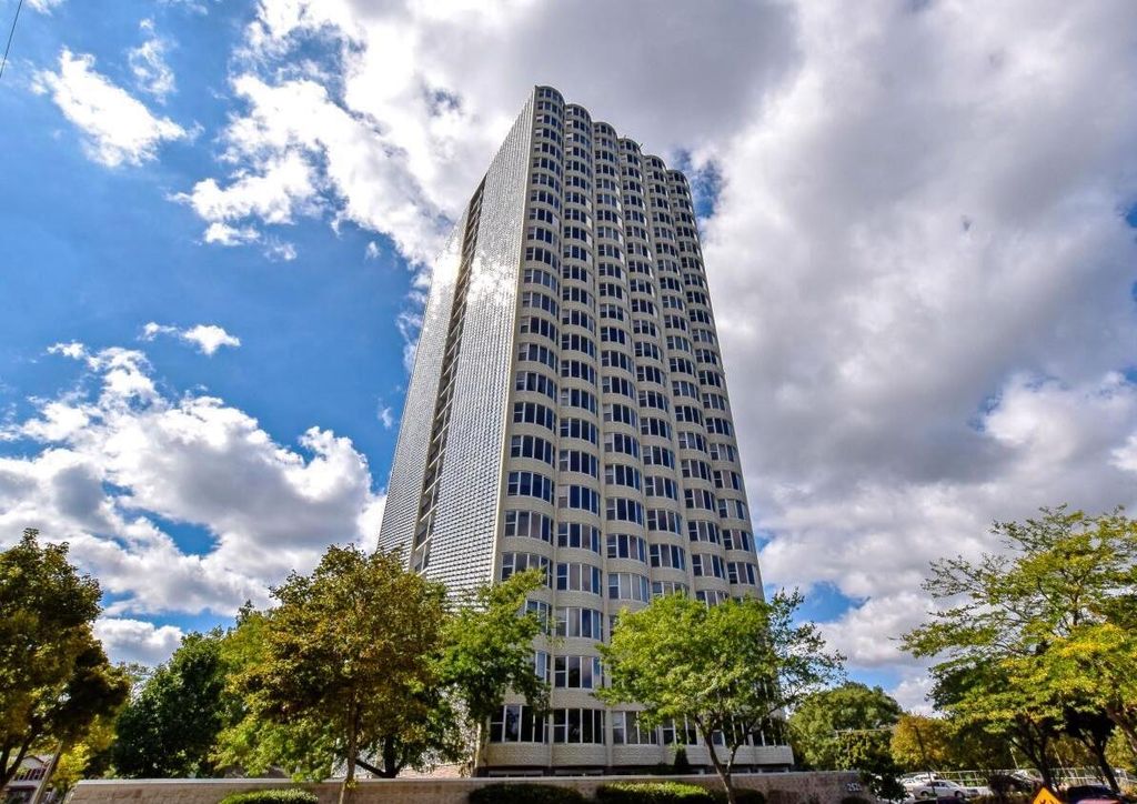 Photo of 2525 S Shore DRIVE #22F, Milwaukee, WI 53207 (MLS # 1953851)