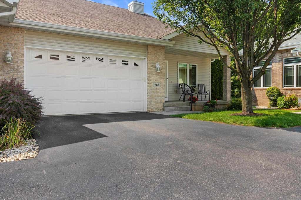 Photo of 625 Nightingale LANE, Cottage Grove, WI 53527 (MLS # 2030096)