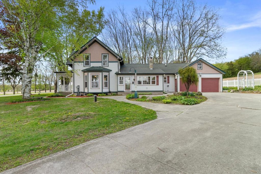 Photo of N5724 N Helenville ROAD, Helenville, WI 53137 (MLS # 1961321)