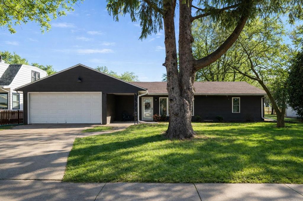 Photo of 805 N Oakwood AVENUE, Oconomowoc, WI 53066 (MLS # 1950594)