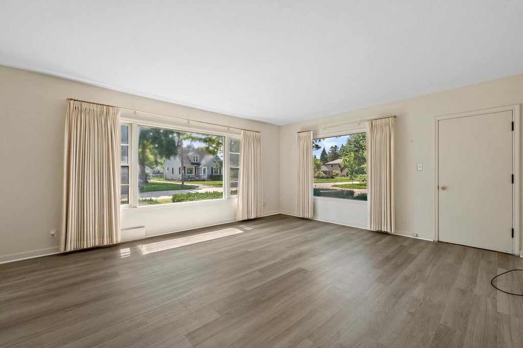 Photo of 5644 N Paradise LANE, Glendale, WI 53209 (MLS # 1978712)